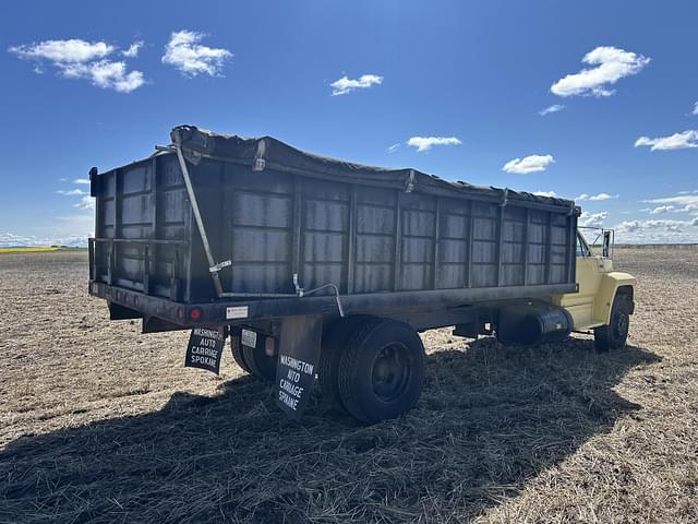 Image of Ford F-700 equipment image 4