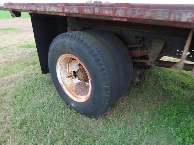 Image of Ford F-700 equipment image 3