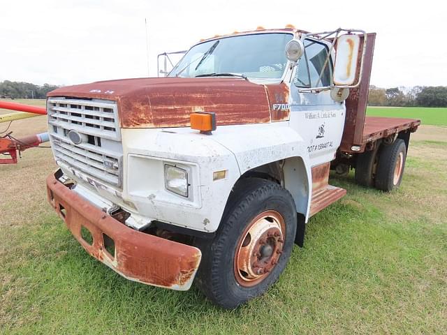 Image of Ford F-700 equipment image 1