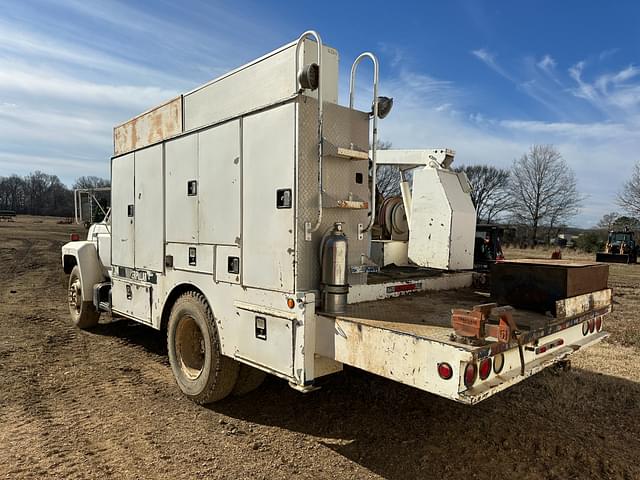 Image of Ford F-700 equipment image 3