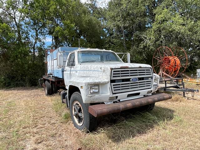 Image of Ford F-800 equipment image 2