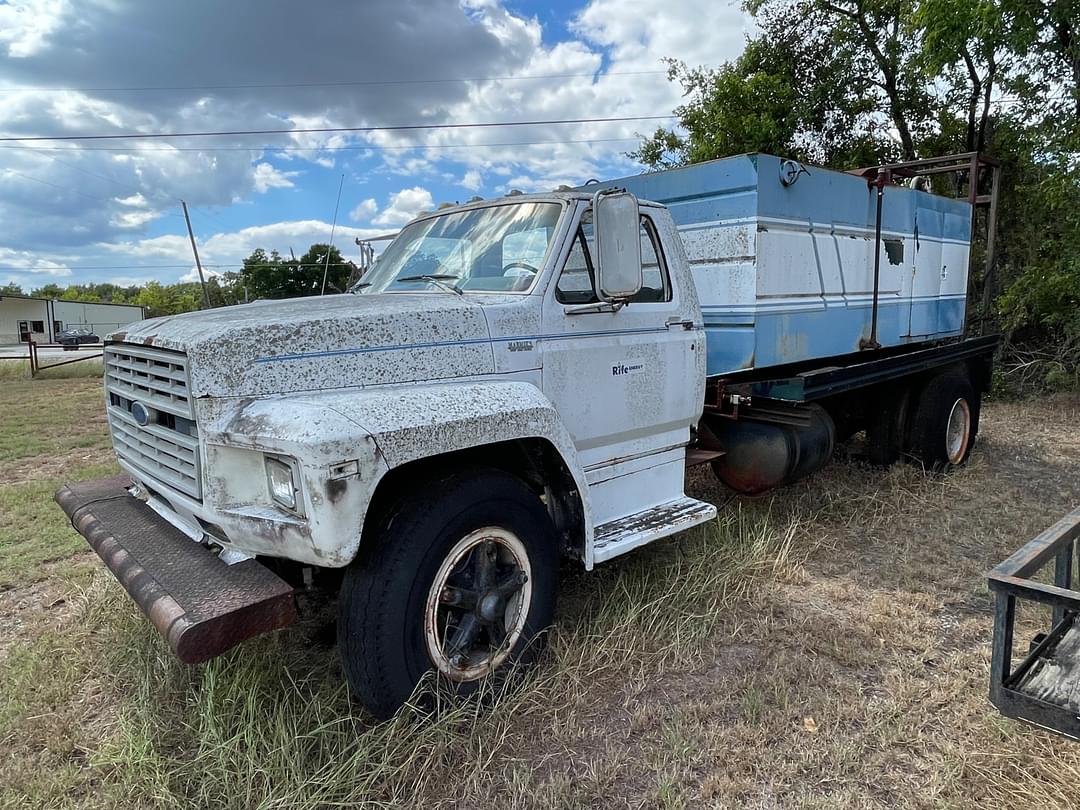 Image of Ford F-800 Primary image