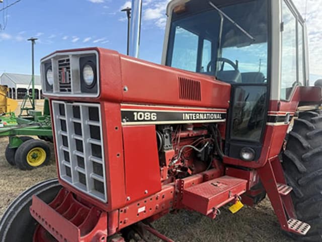 Image of International Harvester 1086 equipment image 2