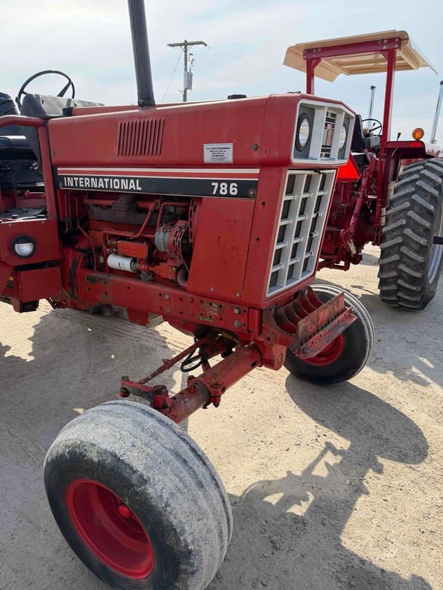 Image of International Harvester 786 equipment image 4
