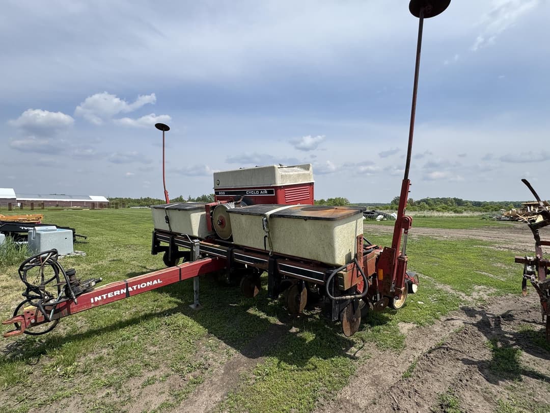 Image of International Harvester 800 Cyclo Air Image 1