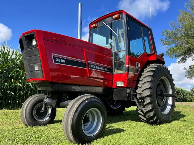Image of International Harvester 3688 equipment image 2