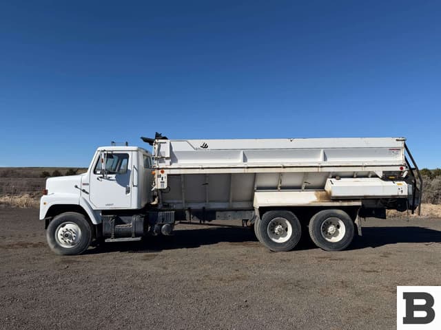 Image of International 2275 equipment image 1