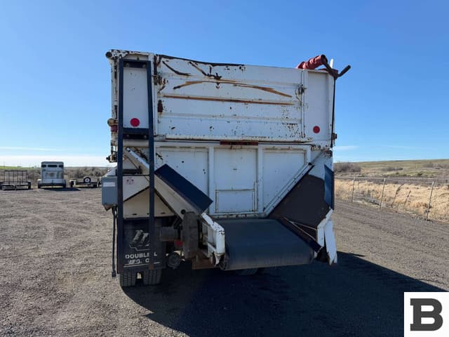 Image of International 2275 equipment image 3