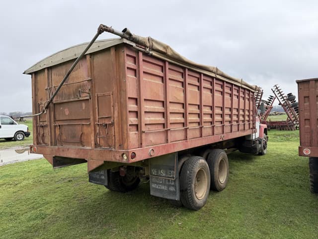 Image of International S1600 equipment image 2