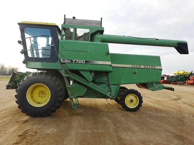Image of John Deere 7720 equipment image 1