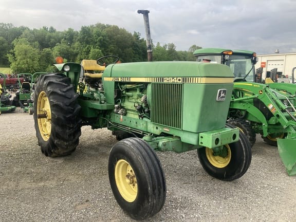 1981 John Deere 2940 Equipment Image0