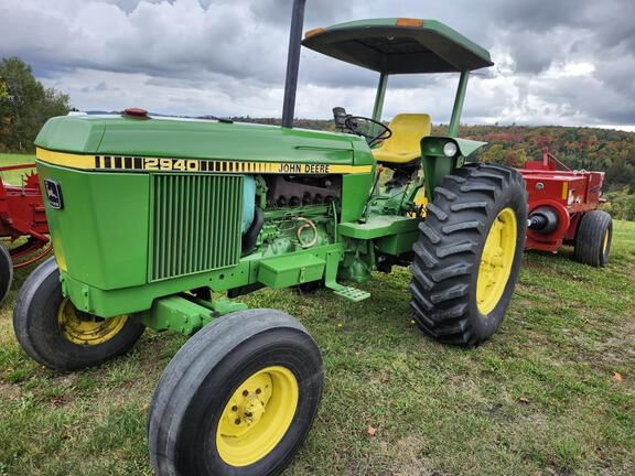 1981 John Deere 2940 Equipment Image0
