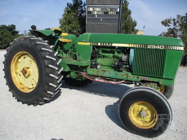 Image of John Deere 2940 equipment image 1