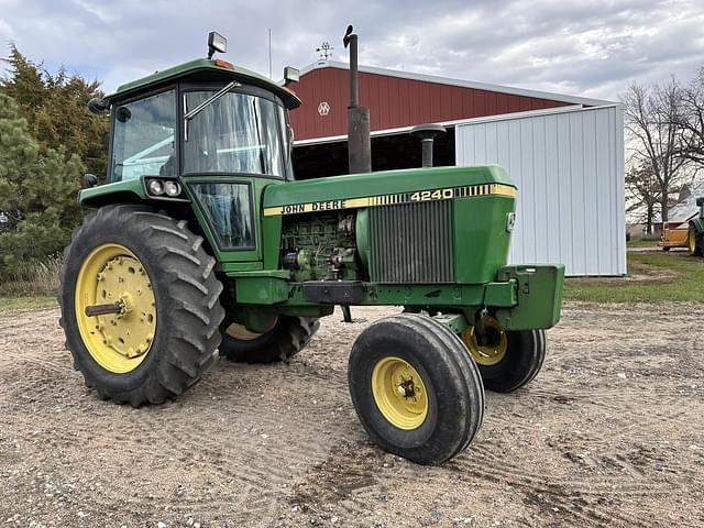 Image of John Deere 4240 equipment image 1