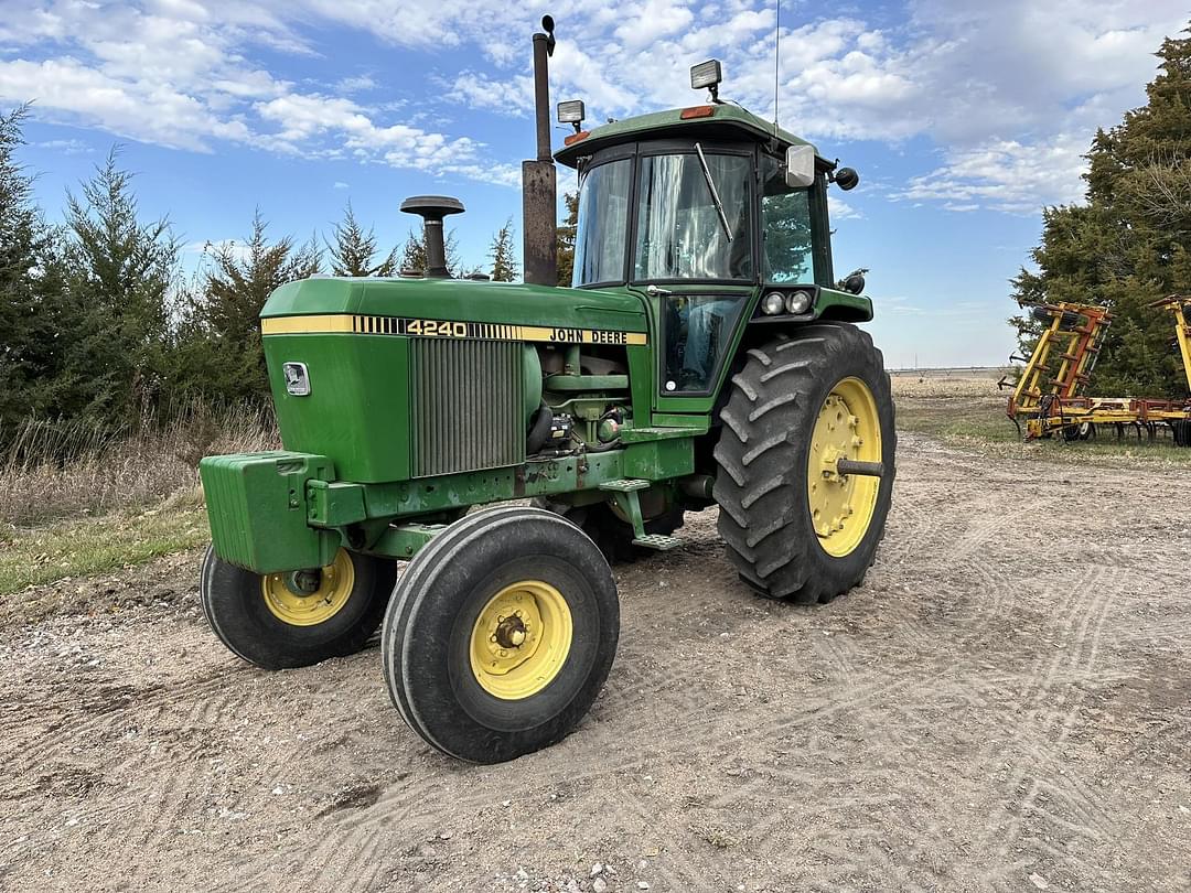 Image of John Deere 4240 Primary image