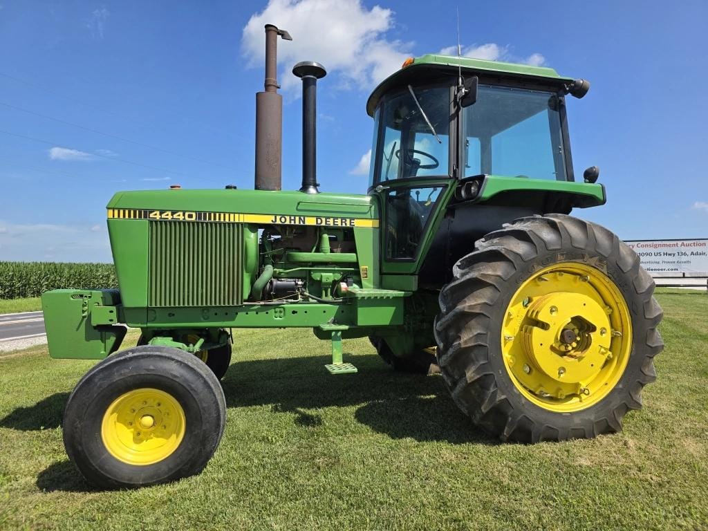 1980 John Deere 4440 Equipment Image0