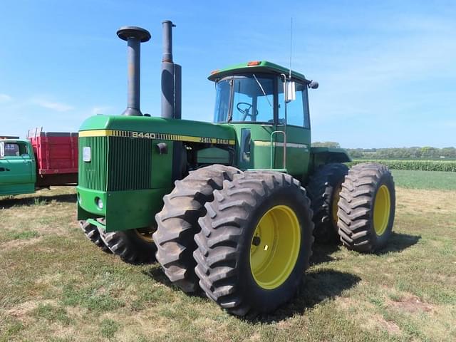 Image of John Deere 8440 equipment image 1