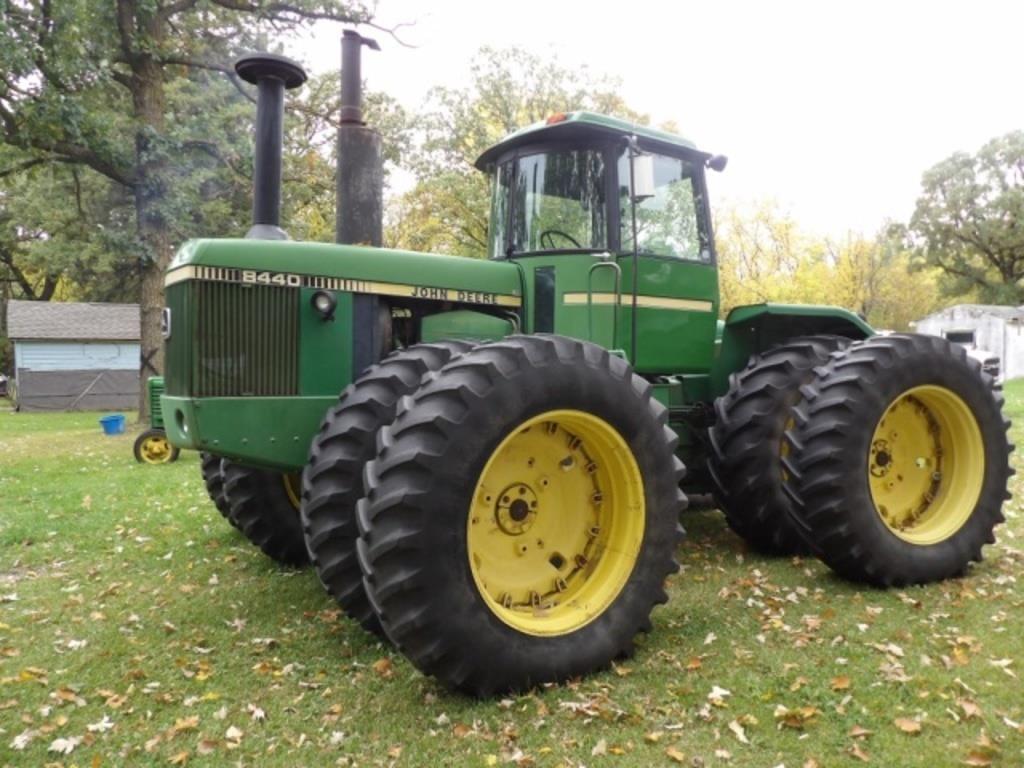 Image of John Deere 8440 Primary image