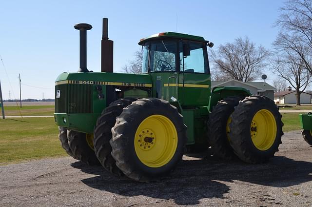 Image of John Deere 8440 equipment image 1