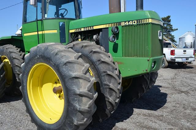 Image of John Deere 8440 equipment image 4