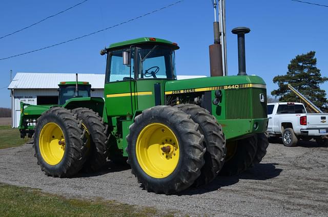 Image of John Deere 8440 equipment image 2