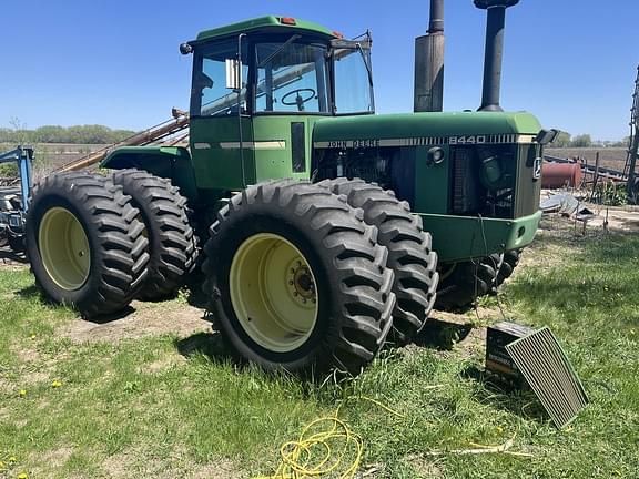 Image of John Deere 8440 equipment image 1