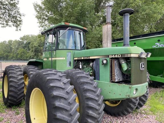 Image of John Deere 8440 equipment image 2