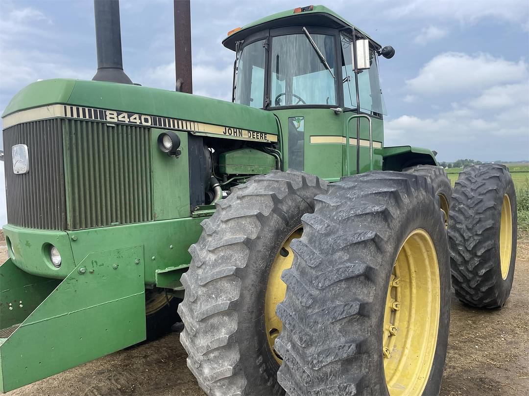 Image of John Deere 8440 Primary image
