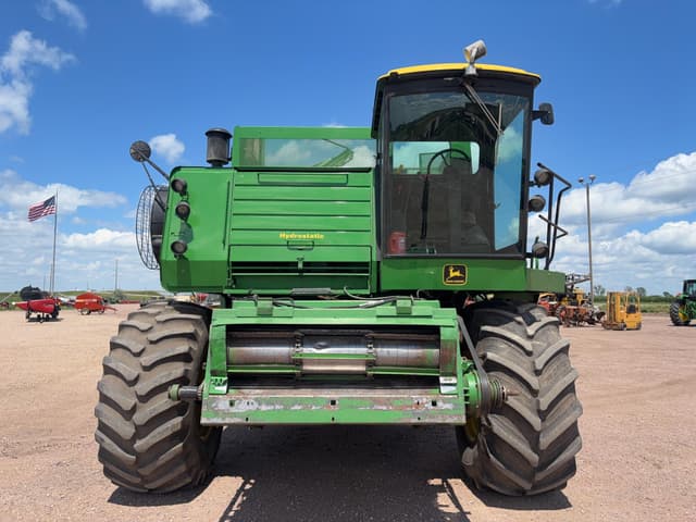 Image of John Deere 8820 equipment image 1