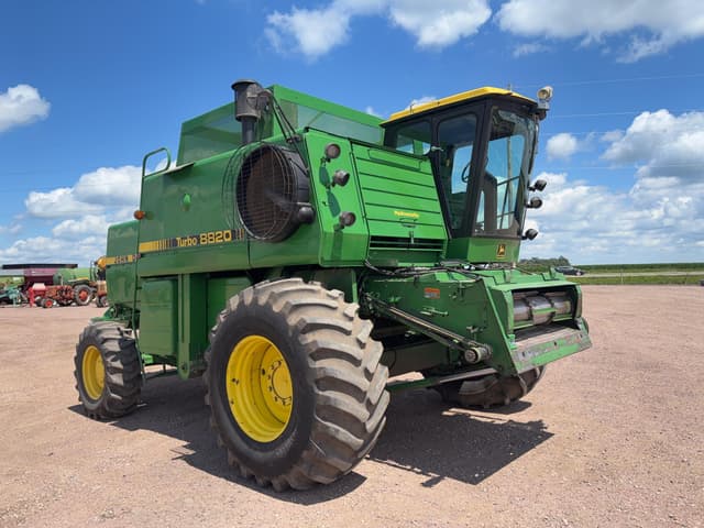 Image of John Deere 8820 equipment image 2