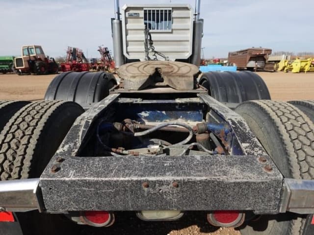 Image of Peterbilt 359 equipment image 4