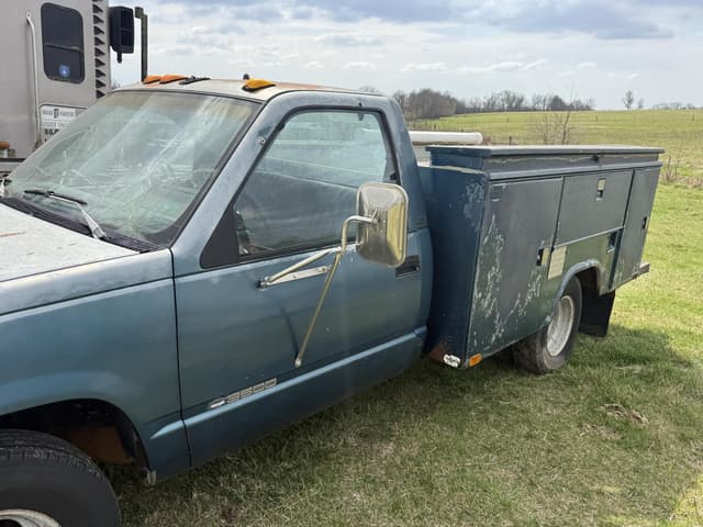 Image of Chevrolet 3500 equipment image 2