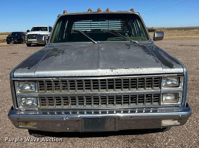 Image of Chevrolet Silverado 30 equipment image 1