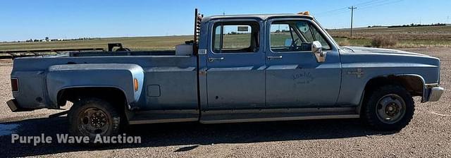 Image of Chevrolet Silverado 30 equipment image 3