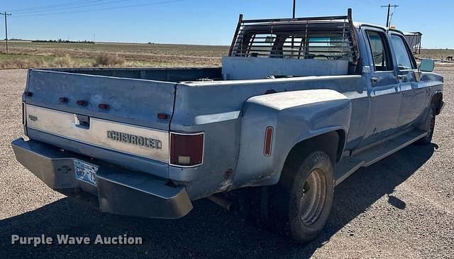 Image of Chevrolet Silverado 30 equipment image 4