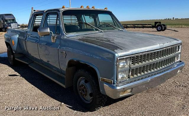 Image of Chevrolet Silverado 30 equipment image 2