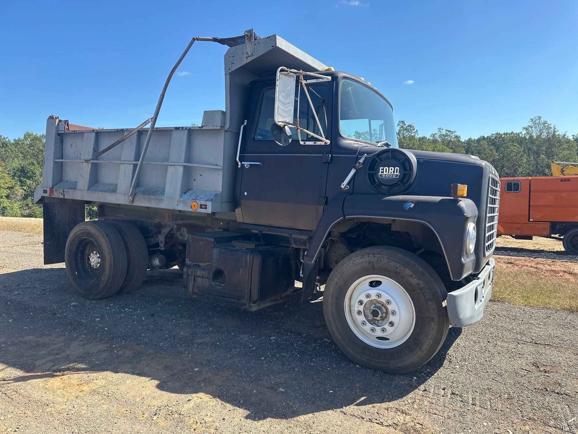 1982 Ford 8000 Equipment Image0