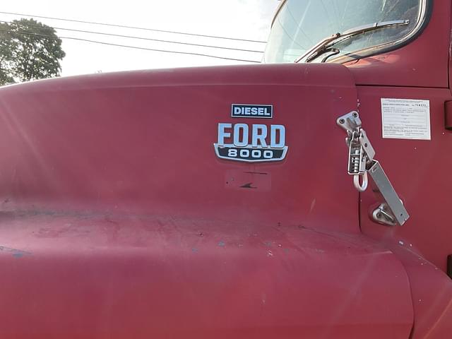 Image of Ford F-8000 equipment image 1