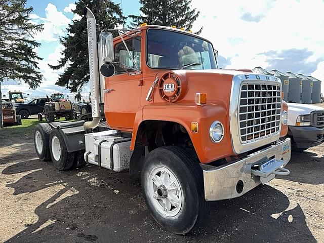 Image of Ford F-9000 equipment image 2