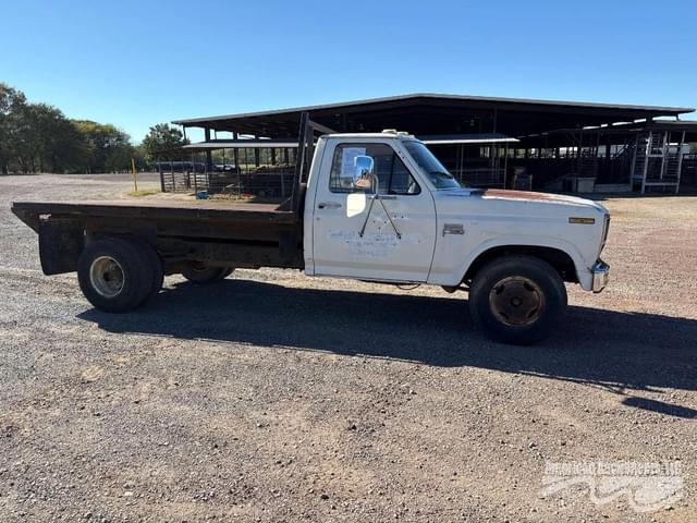 Image of Ford F-350 equipment image 3