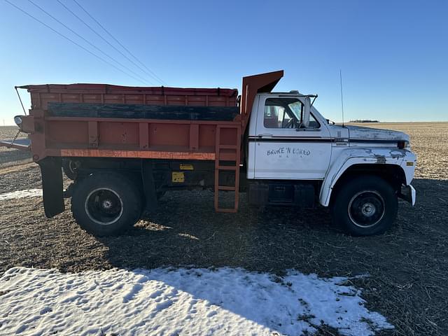 Image of Ford F-700 equipment image 3