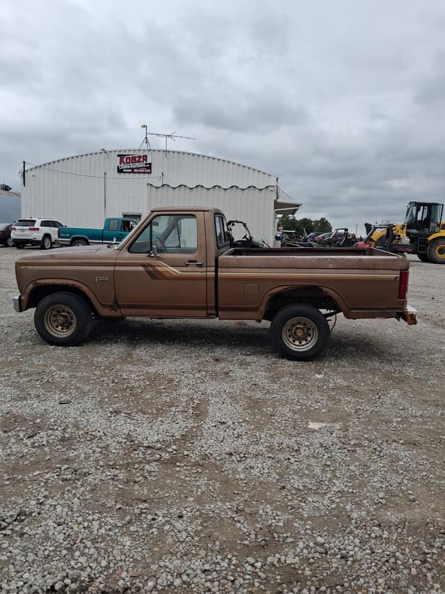 Image of Ford F-100 equipment image 3