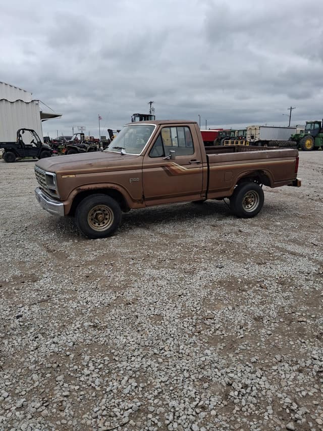 Image of Ford F-100 equipment image 1