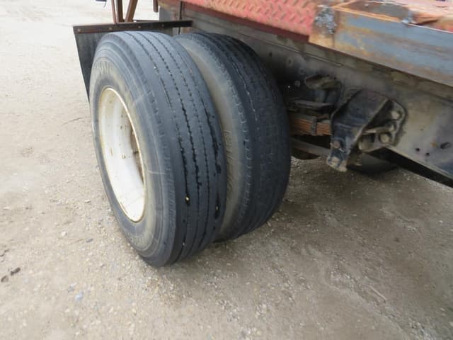 Image of Ford F-700 equipment image 3