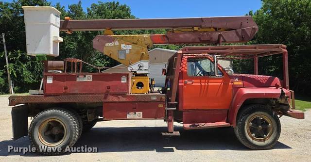 Image of Ford F-700 equipment image 3