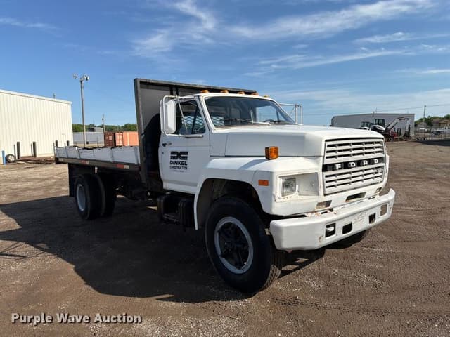 Image of Ford F-700 equipment image 2