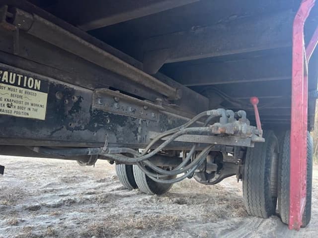 Image of Ford F-700 equipment image 4