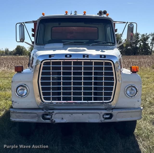 Image of Ford F7000 equipment image 1