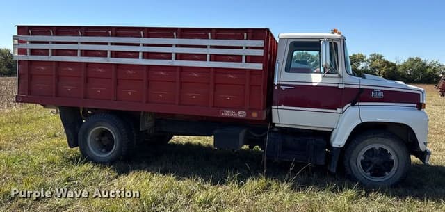 Image of Ford F7000 equipment image 3