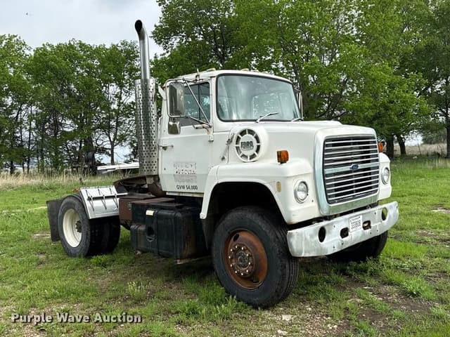 Image of Ford F-8000 equipment image 2
